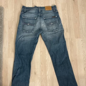 Nudie jeans - Säljer dessa jeans då dem tyvärr inte passar mig längre. Passar dig som bär storlek 38/36 i jeans🩷