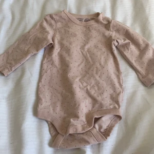 En body - En body till barn, storlek 56/ 1-2 månader. Priset går att diskutera vid snabb affär 🤗