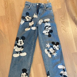 Mussepigg jeans Bershka - Sjukt coola och unika jeans från Bershka med Musse Pigg på. Storlek 34. Vida och raka. Bra skick men väl använda.