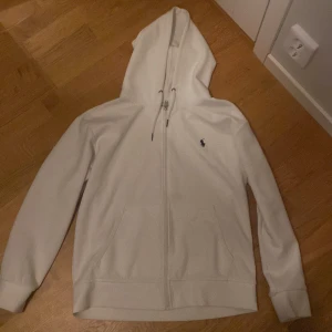 Raffe Zip - Asfräsch Raffe zip i storlek M🤝🏼 9/10 skick och varsamt använd, vid fler frågor tveka inte på att skriva!