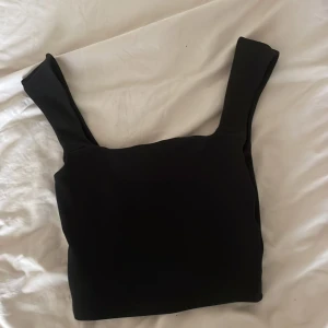 Linne - Ett svart linne från Gina, använd ett fåtal ggr 🤍 Fungerar t allt från fest till vardag 