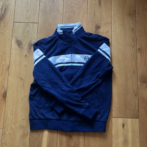 Blå sergio tachini tracktop - Riktigt snygg Sergio tachini tracktopp, knappt använd