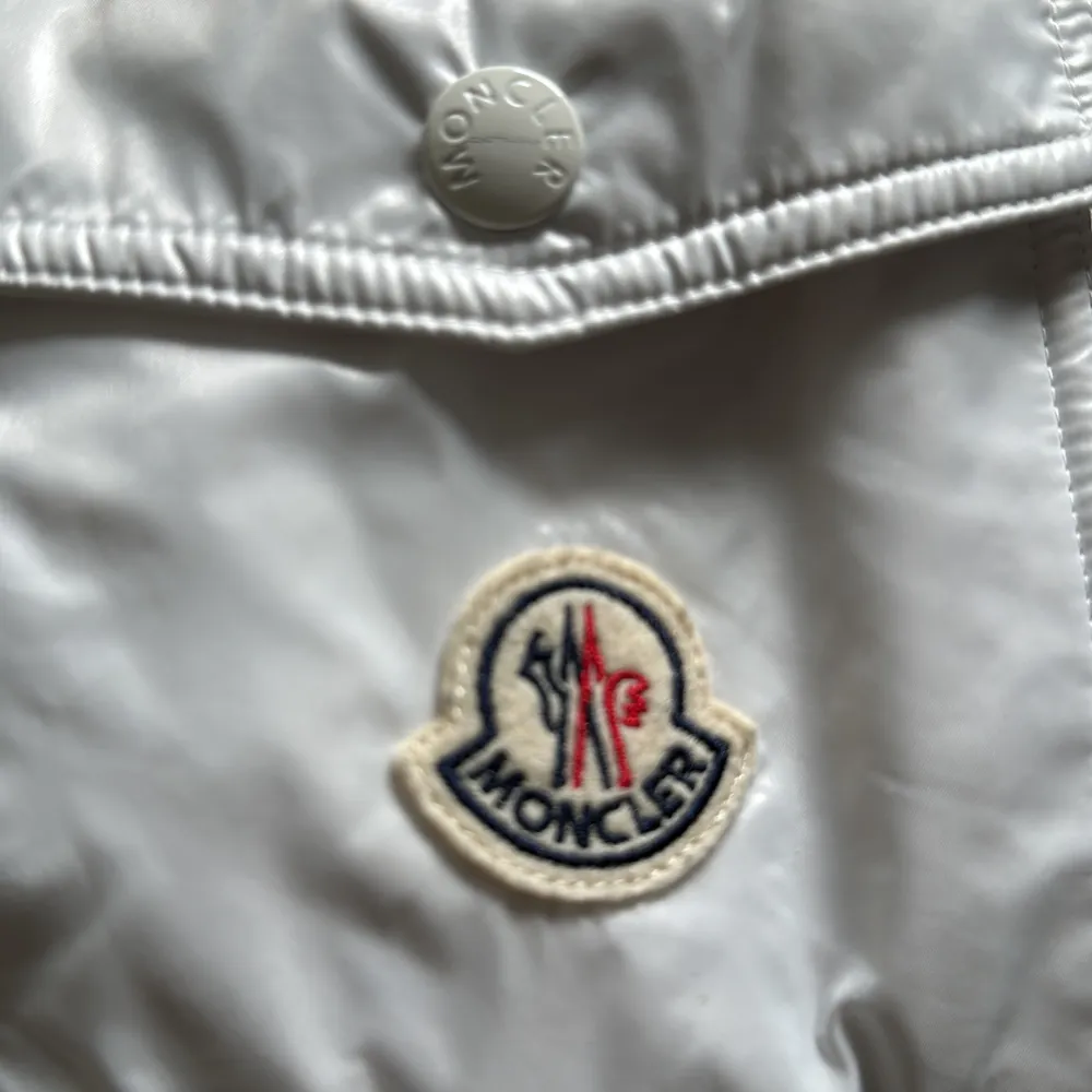 En vit moncler cardigan i storlek medium men passar en s. Använd 2-3 gånger nfc Scan funkar utmärkt . Skick 8/10  En svart moncler cardigan som är i storlek L men passar som en m.  Använd endast en gång är som ny.skick 10/10  Nfc Scan fungerar som ny. Jackor.