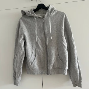 Zip hoodie - Använd några gånger, jätteskön