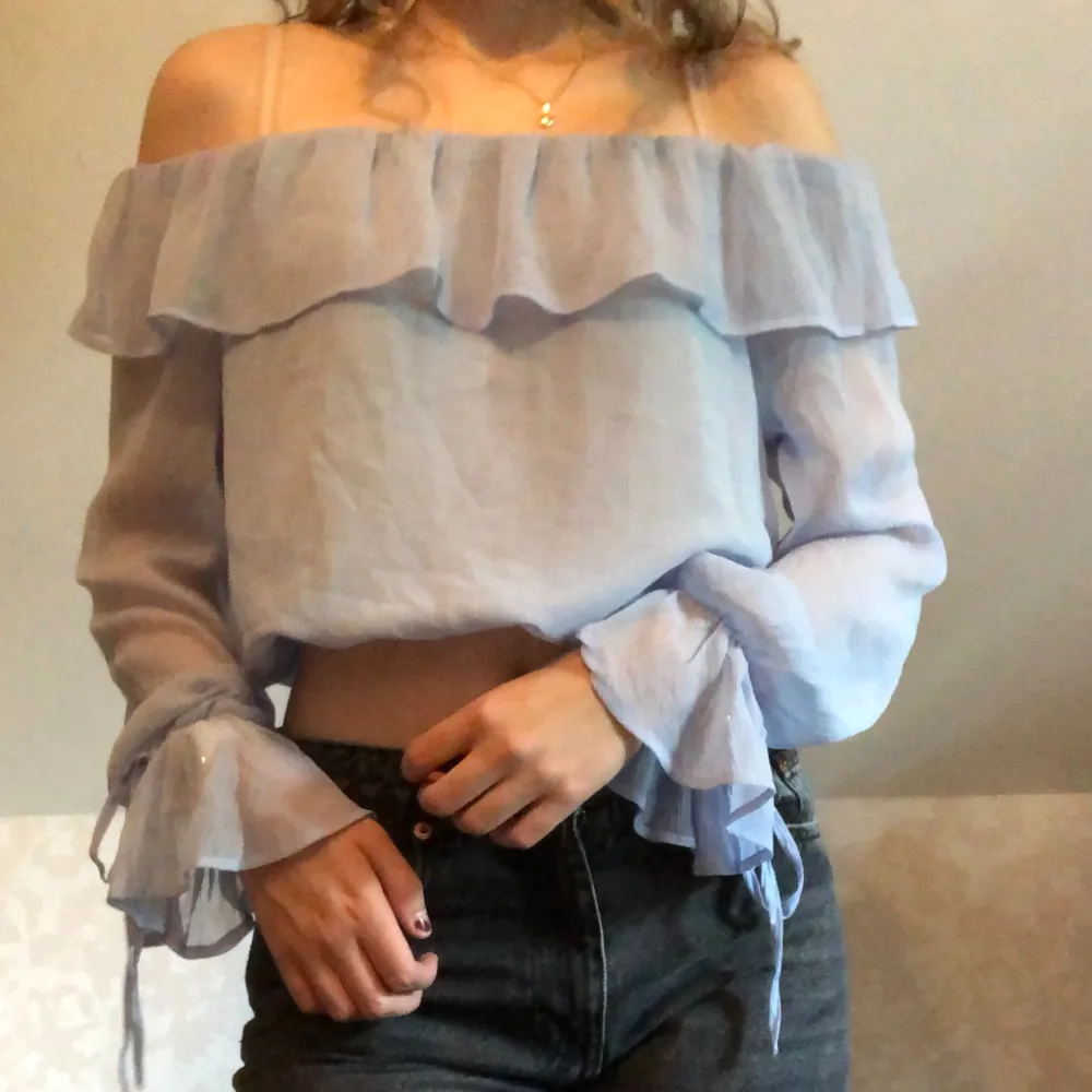 En superfin blå off-shoulder blus med knytning runt ärmarna. I storlek XS och aldrig använd, endast provad. Köpt från bikbok. . Blusar.