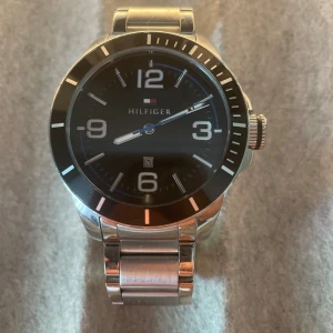 Tommy hilfiger klocka - Skick: 8/10 små märken på bandet men inget på glaset. Skriv för mer info och bilder