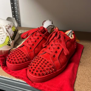 Christian Louboutin Sevaste Sneakers - WTS Christian Louboutin Sevaste Sneakers Storlek: EU39, fits EU40 Skick: 9/10, medföljer dustbag och snören Pris: 4300:-  Vänligen hör av dig vid frågor eller önskemål om mer bilder osv.