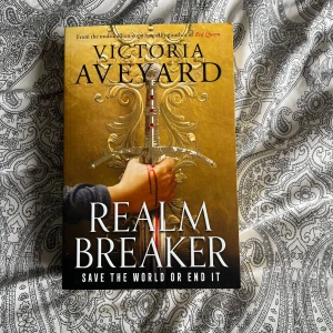 Bok- realm breaker, Victoria Aveyard - Säljer då den inte kommer till användning här hemma. Boken är skriven på engelska och är första boken i en fantasyserie. Har aldrig läst boken själv sp borde inte finnas några skador. :)