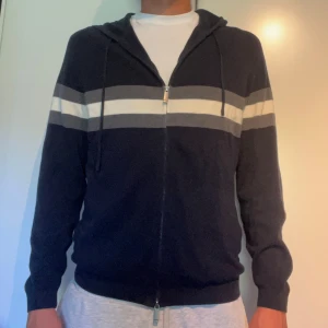 Massimo Dutti Hoodie  - Riktigt snygg Massimo Dutti hoodie i bra skick. Storlek M, jag är 187 cm lång och väger 70kg.