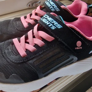 Barn skor  - Hej jag ska sälja den skor som har köpt  från skechers 849kr .nu ska jag sälja  den bara 199kr.Skor har änvand. Om ni känner intressera  kontakta mig.  M.v.h Emma