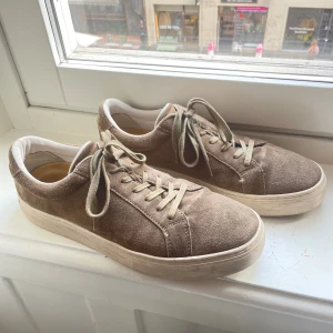 VAGABOND Strl 44 - Knappt använda vagabond skor, storlek 44 i mycket gott skick. Impregnerade och säljs pga att garderoben behöver rensas ut. Hör av er med frågor eller funderingar. Kan mötas upp i och en bit utanför Stockholm! / Max 