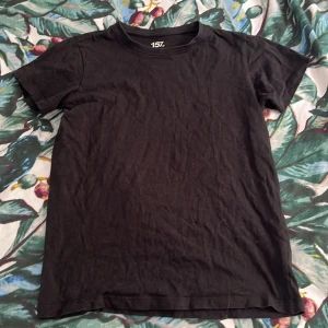  Svart t-shirt  -  En jättefin svart t-shirt som lager 157 i storleken 140💕💕