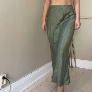 Satin kjol  - Behöver strykas men superfin kjol från zara, aldrig använd prislapp kvar. Säljes pga för stor. 