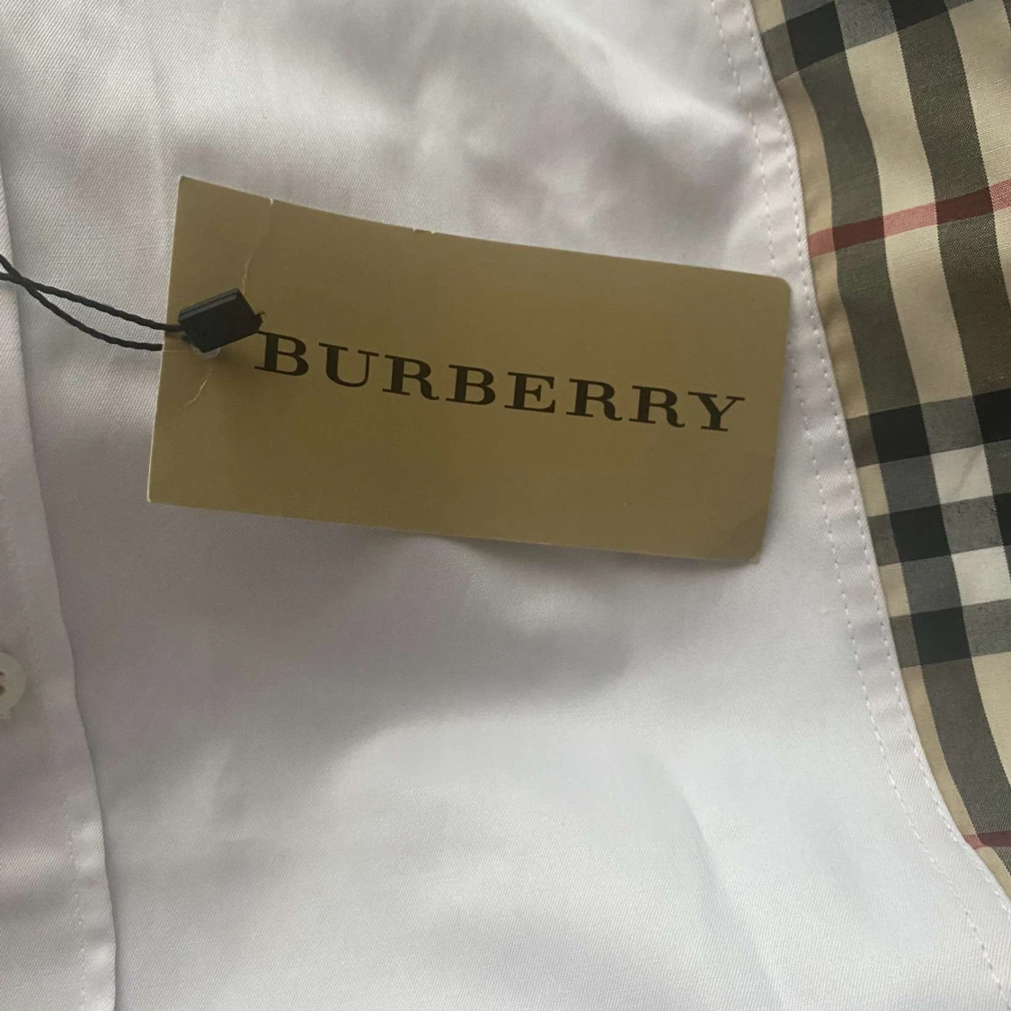 Hej! Säljer Burbery skjorta som är helt ny. Vill inte ha den för att den är för stor och passar inte mig. Priset kan diskuteras vid snabb affär