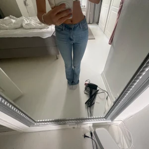 Blåa jeans  - Så snygga o Classy blåa jeans från Two angels!!! Passar till alla olika tillfällen😍Medel hög midja och knappt använda i väldigt fint skick🙌🏽