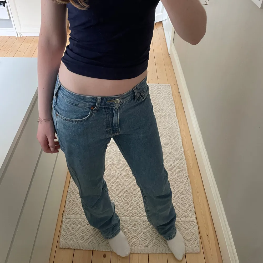 Jättefina lågmidjade straight jeans från bikbok i bra skick nypris 699kr skriv om du har några frågor🌟De är lite stora i storleken så skulle passa någon med cirka xs/s . Jeans & Byxor.