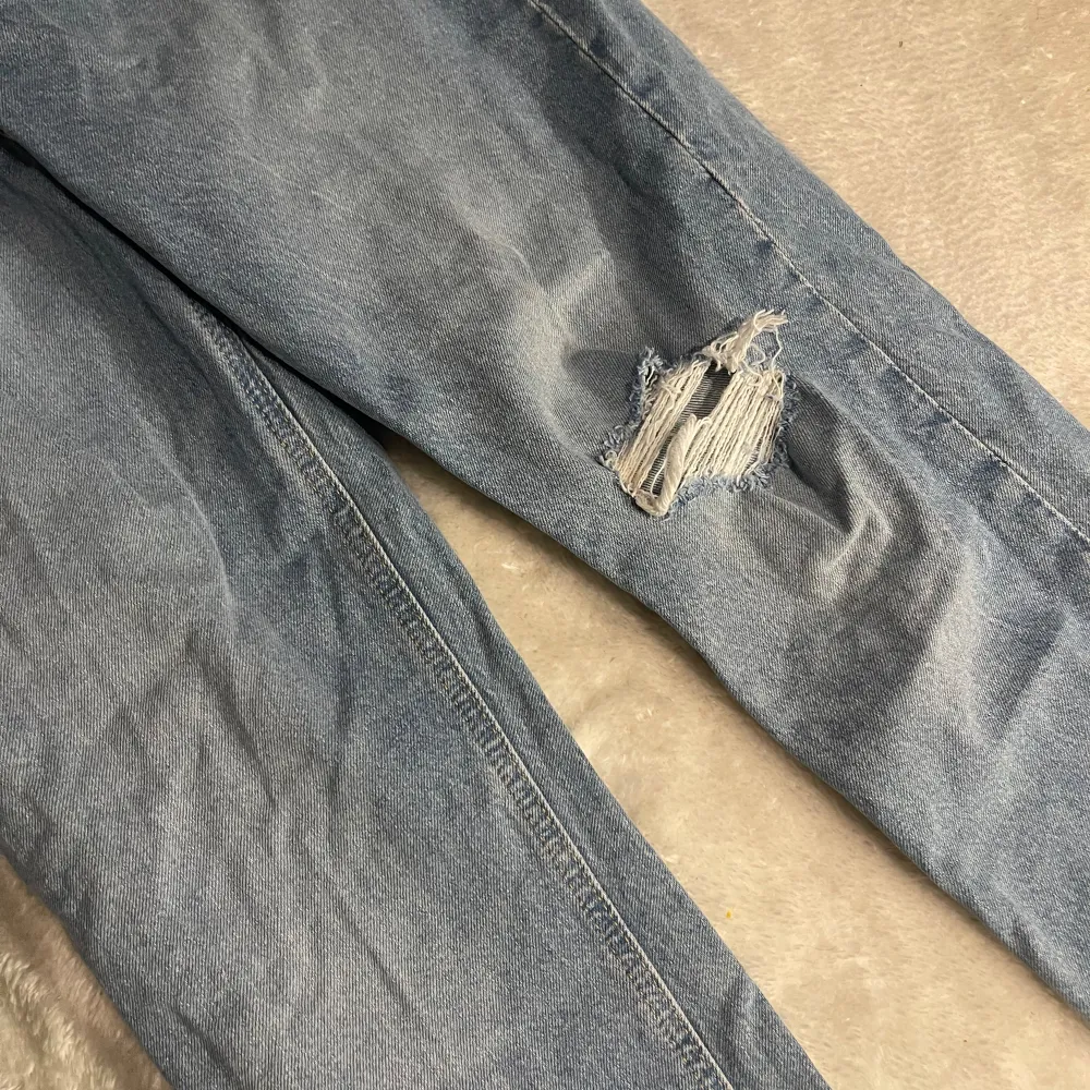 Använd en gång, annars bara legat i garderoben. Fina raka jeans med hål på knät. . Jeans & Byxor.