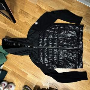 Moncler jacka  Köpt för 8500