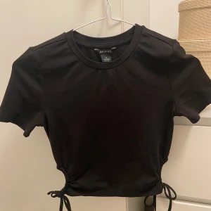 Svart cropped t shirt med tråd design, - Svart cropped t shirt, bra skick,  39 cm lång  32 cm bredd över byst 