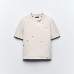 Tröja  - Säljer denna fina tröja med pärlor från zara. Har använt den 1 gång så den är i väldigt bra skick! Hör av er vid frågor 🥰