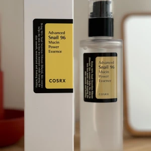 COSRX Advanced Snail 96 Mucin Power Essence - Helt ny, oanvänd.   Med 96 % snigelsekretfiltrat (Mucin) hjälper denna essens till att förebygga fuktförlust i huden, samtidigt som den håller huden smidig och frisk.