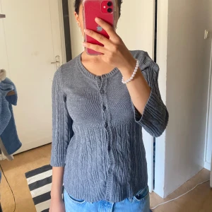 Trekvartsärmad kofta  - Väldigt fin trekvartsärmad kofta med kabelstickning, perfekt för hösten. Säljer då den inte kommer till användning. I storlek 158/164 men skulle säga att den passar en xs-s 