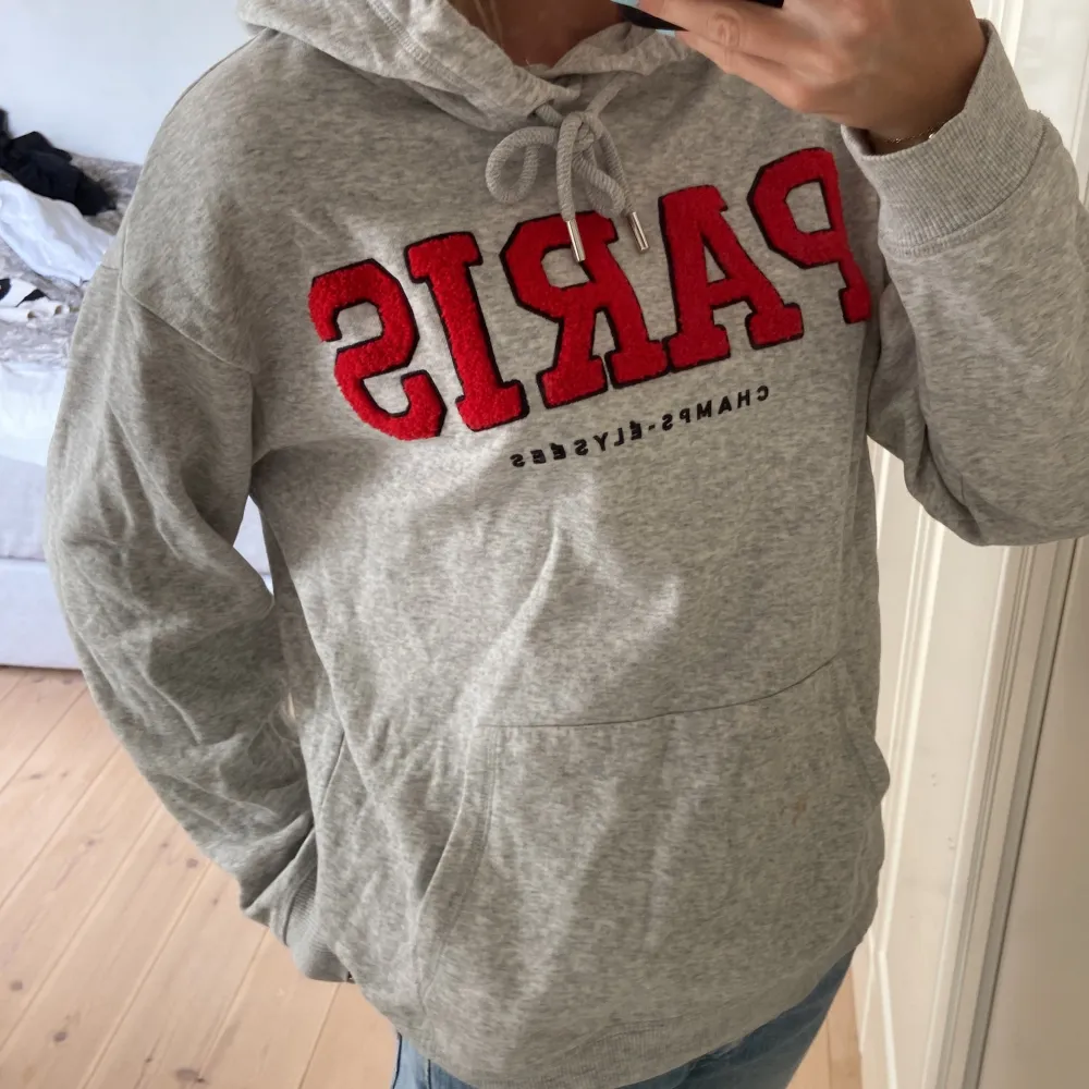 Superfin Hoodie som är mjuk och skön. Den har en fläck på fickan men annars fint skick💗. Hoodies.