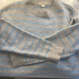 Stickad tröja  - Jättefin stickad tröja ifrån gina strl 146-152, väldigt fin! 💞