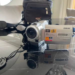 Sony Videokamera - I fullt fungerande skick. Säljes då den inte används längre.  Batteriet behöver laddas och laddare ingår inte. Pris går att diskuteras vid snabb affär