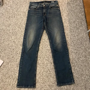 Replay THAD - Säljer nu dessa Replay jeans i modellen THAD. Nypris 899 och är i nyskick! storlek 16 år/L i barnstorek. Skriv vid minsta fundering samt kan även gå ner i pris!