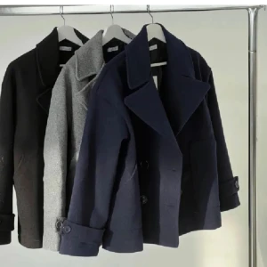 Kappa från design by si - Säljer min jätte fina marinblåa kappa från design by si i väldigt bra skick då den knappt använts!🙌🏼😍