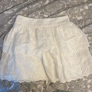 Boohoo kjol - Vit kjol från Boohoo. Den är lite ”puffig” i passformen. Jag säljer den då den är för liten för mig.