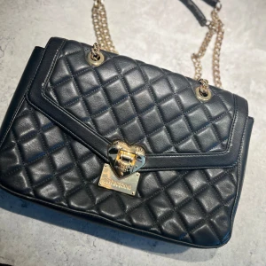 Moschino väska - Jättefin Moschino väska men med slitage på handtaget (syns på bilden) ✨