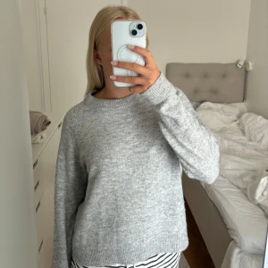 Stickad tröja  - Intressekoll på min gråa stickade tröja från vero moda, storlek XL men är som en s