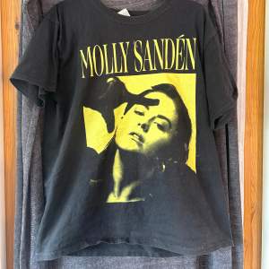 säljer nu min molly sandén t-shirt pga att den inte används längre, den är i storlek M. Den är bara använd fåtals gånger.