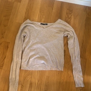Grå beige långärmad tunn stickad tröja i storlek S - Tröjan är i bra skick och i storlek Small. Kommer ifrån Lager 157.