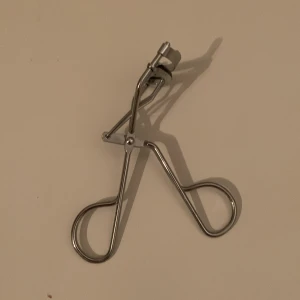 Ögonfransböjare - Säljer min ögonfransböjare, den är använd men är i väldigt bra skick. 