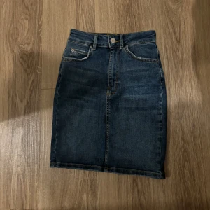 Kjol från Gina  - Kjol från Gina tricot i storlek Xs.