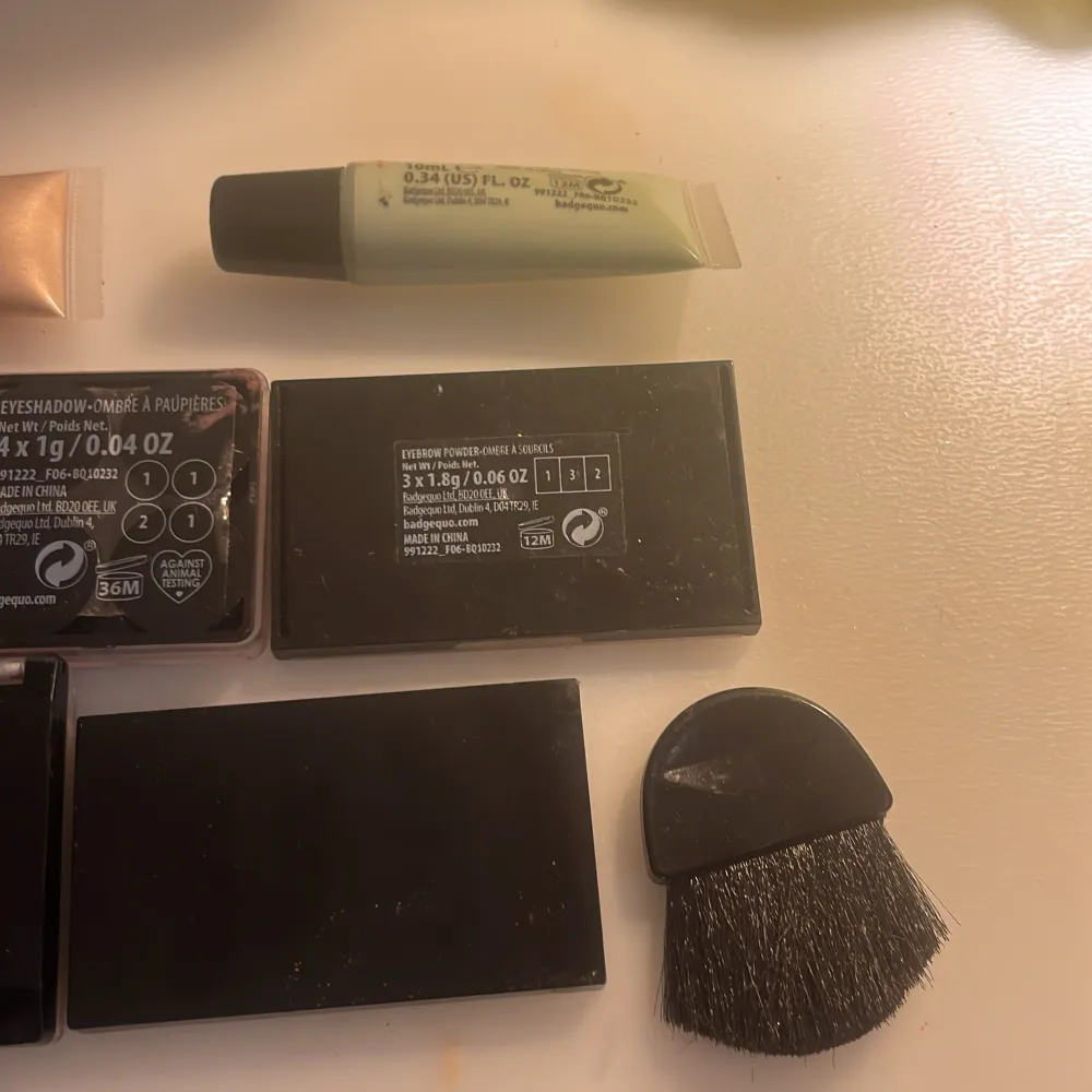 Smink från technic. En highlighter, colour corrector, stor ögonskuggepallett, miniborste, eyebrow powder o 3 mindre ögonskuggepalletter. !!!SÄLJER INTE LÄNGRE SPEGELN!!! Allt är lite använt. Ska rengöra allt. Kolla min profil💞. Asusteet.