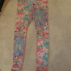 Färgglada träningstights  - Säljer ett par färgglada träningstights då de inte riktigt passar mig. Endast använt ett fåtal gånger