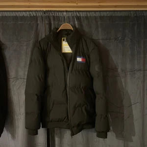 Tommy hilfiger-Jacka  - Tommy Hilfiger Carn knier kollektion. Jackan är i nyskick då den blev köpt till min pappa men han inte tyckte att den satt nå bra. Storlek M, kan eventuellt passa mindre L.  Priset är inte hugget i sten, så det är bara att höra av er vid funderingar☺️
