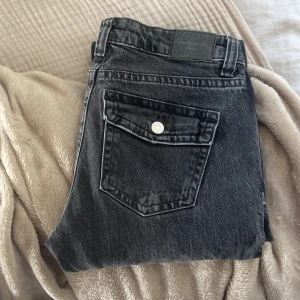 Jag säljer ett par jättesnygga jeans ifrån Gina, y2k med jätte coola fickor😊 - Jag älskar dessa jeans men tyvärr så är de för små för mig,storlek 34. De är i bra skick och bra kvalite, inga håll eller nått! Jättebra till hösten👌🏻jättenfina med fina detaljer, priset kan diskuteras👍🏻tidslösa men samtidigt trendiga. Från Gina 😊 