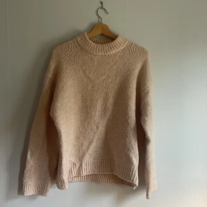 Stickad tröja - Tröjan är lite mer rosa än vad som syns på bilden