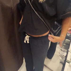 Roxy linnebyxor  - Säljer mina älskade Roxy linnebyxor i storlek S, då jag inte använder dem längre. De är i väldigt fint skick och sparsamt använda. Jag är 171 och de passar i längden. Jag har sprätt upp dem där nere så de blev lite längre. Nypris 599 mitt pris 400❤️