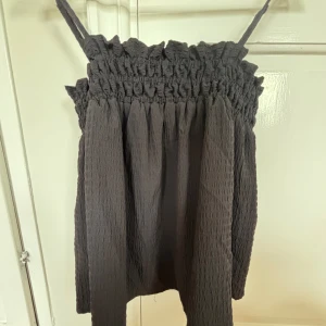 supersöt sommartopp - Säljer denna supersöta sommartorpen då den tyvärr inte kommer till användning längre. Toppen är i storlek S men passar även Xs och M då det är resårband längst upp. Toppen är aldrig använd 💕