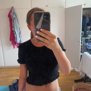 Stickad t shirt - skitsnygg stickad t shirt från zara, använd knappt en gång ser ut som ny. perfekt nu till hösten 💞💞