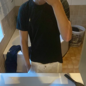 Ralph lauren  - Säljer nu min Ralph lauren t shirt då jag fick en ny i födelsedagspresent i samma färg. En t shirt jag har varit jätte nöjd med som passar till nästan allt. Det är en mycket eftertraktad t shirt som du kan nu köpa för ett bra pris. Ny pris 1100.