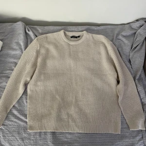 Stickad tröja från Brahe Soul - Biege stickad tröja från Brave Soul. 10/10 skick. Loose/ box fit. Bara att skriva vid eventuella frågor!