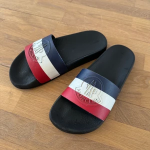 Moncler pool sliders (badtofflor) - Bra skick strl. 38