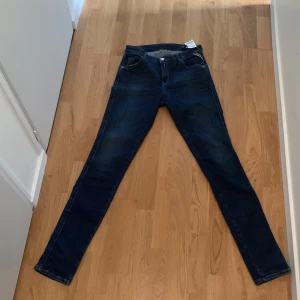 Replay jeans - Slim jeans och är i navy blue, bra passform, funkar på mig som är 170. 